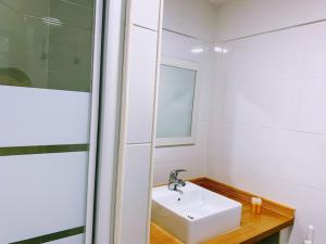 y baño con lavabo blanco y espejo. en Casa Ribera Lucano Centro Historico, en Córdoba