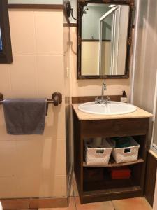 ein Badezimmer mit Waschbecken und Spiegel in der Unterkunft San Sebastián Hideaway in San Sebastián + 12 Fotos