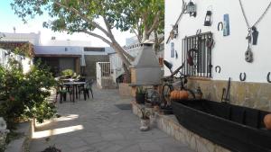 CAN CALLAU في بوبل نو ديل دلتا: فناء خارجي مع طاولة وشجرة