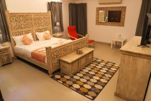 Кровать или кровати в номере Surya Kiran Porvorim