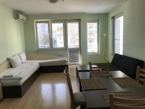 ein Wohnzimmer mit einem Sofa und einem Tisch in der Unterkunft BLOCK 531 ApartHouse BLOCK 533 in Sofia