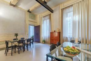 una sala da pranzo con tavolo e sedie di Residenza d'Epoca Le Aquile a Siena