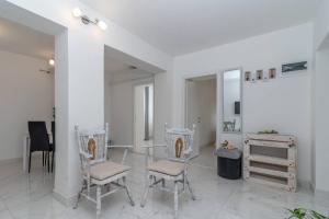 een woonkamer met 2 stoelen en een tafel bij Eden Mediterranean House in Vrsine