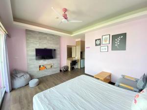 a bedroom with a bed and a ceiling fan at I WoW in Xiaoliuqiu