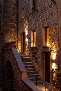 un conjunto de escaleras en un edificio de ladrillo con luces en Le Stanze di Teodorico, en Orvieto