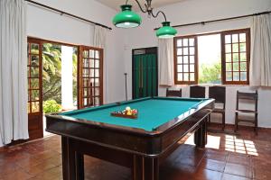 uma sala de bilhar com mesa de bilhar em Casa do Vale Paraíso - Piscina e Court de Ténis a 30 min de Lisboa em Vale do Paraíso
