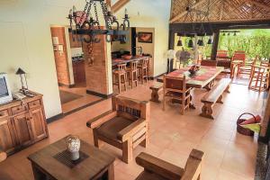 uma sala de estar com uma mesa e uma sala de jantar em Villas Panaca Portal 1 em Quimbaya