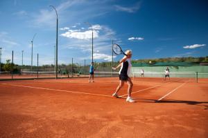 Tenis a/nebo squash v ubytování Maistra Camping Koversada Uncovered Naturist Mobile homes nebo okolí