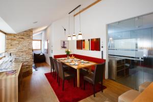 eine Küche und ein Esszimmer mit einem Tisch und Stühlen in der Unterkunft Alpenappartement Bergkönig in Warth am Arlberg