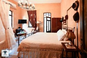 sypialnia z dużym łóżkiem i biurkiem z krzesłem w obiekcie Atelier Luxury Rooms w mieście Hajfa