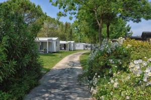 uma estrada de terra que leva a uma fila de casas móveis em Villaggio Turistico Europa em Grado
