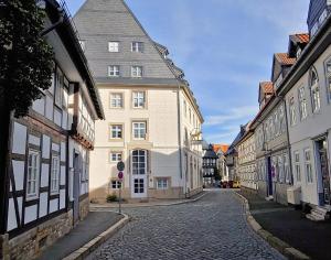 a cobblestone street in an old town with buildings at Galeriewohnung Ritter Ramm in Goslar