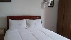 Un pat sau paturi într-o cameră la St Lira Hotel