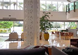 un hall avec des tables et des chaises dans un bâtiment dans l'établissement Alugar na Riviera Hotel Ilha da Madeira Resort, à Riviera de São Lourenço