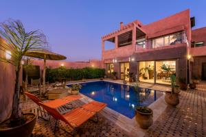 米勒福特Amyour Roa的一栋前面有游泳池的房子