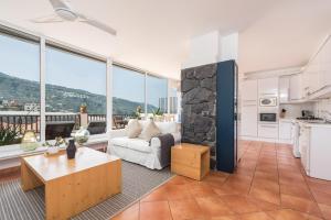 イコー・デ・ロス・ビノスにあるAD Alberto Dorner - Modernのリビングルーム(ソファ付)、キッチン(大きな窓付)
