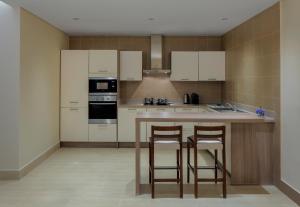 Virtuve vai virtuves zona naktsmītnē Dusit Doha Hotel