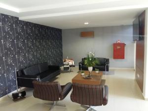 a living room with a couch and a table at Guines Palace Hotel in Patrocínio