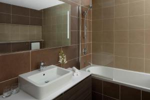 Vannas istaba naktsmītnē Dusit Doha Hotel