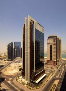 widok na miasto z wieloma wysokimi budynkami w obiekcie Dusit Doha Hotel w mieście Doha