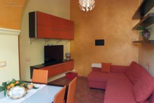 a living room with a couch and a table at Casa di titti in Salerno