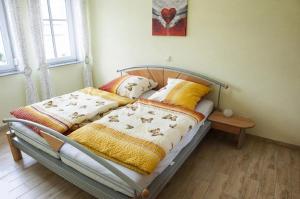 ein Bett mit Kissen darauf in einem Schlafzimmer in der Unterkunft Ferienhof Lahr in Wincheringen