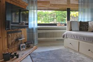 um quarto com uma cama, uma lareira e uma janela em Abu-Ferienwohnung em Nideggen