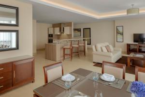 Virtuve vai virtuves zona naktsmītnē Dusit Doha Hotel