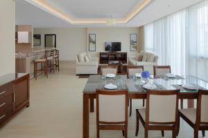 Virtuve vai virtuves zona naktsmītnē Dusit Doha Hotel