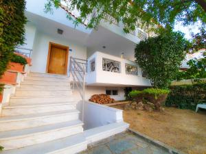 een wit huis met een trap ervoor bij 130m2 2Floor Luxury Villa Full House Full Comforts in Komotini