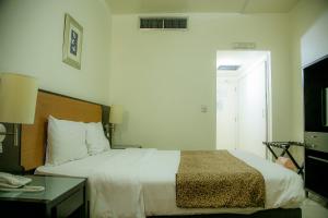 Postel nebo postele na pokoji v ubytování Phoenicia Grand Hotel