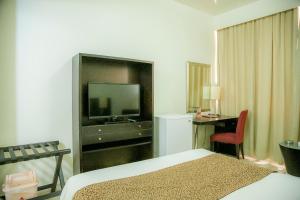 Tempat tidur dalam kamar di Phoenicia Grand Hotel