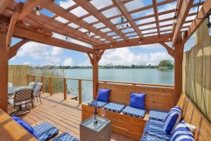 5 Star Pergola & Dine on Sun-Splashed Luxury Deck