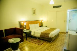 Postel nebo postele na pokoji v ubytování Phoenicia Grand Hotel