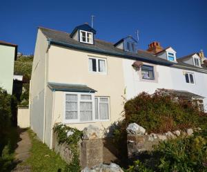 una casa bianca con tetto blu di St Catherines View a Ventnor