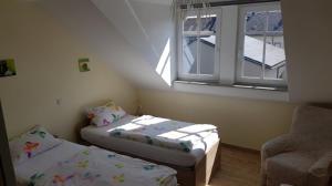 ein kleines Zimmer mit zwei Betten und einem Fenster in der Unterkunft Ferienhof Lahr in Wincheringen