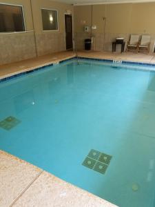 een groot zwembad met blauw water bij La Quinta by Wyndham Atlanta Union City in Union City