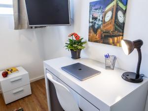 Apartamento com quintal em Alto de Pinheiros TV 또는 엔터테인먼트 센터