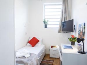 1 dormitorio con 1 cama y escritorio con ordenador en Apartamento com quintal em Alto de Pinheiros en São Paulo