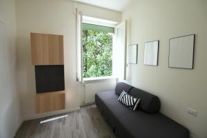 - un salon avec un canapé et une fenêtre dans l'établissement Lake Como Holiday Apartments, à Côme