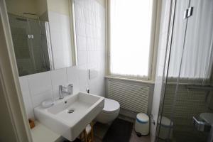 Ванная комната в Lake Como Holiday Apartments +45 фотографий