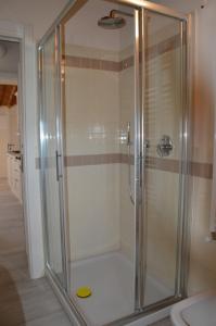 W łazience znajduje się prysznic ze szklanymi drzwiami. w obiekcie Moraiolo Podere le Bozze con piscina WI-FI w mieście Castagneto Carducci