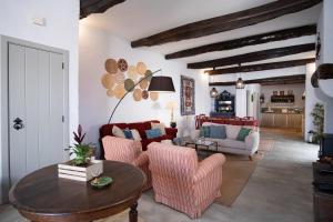 ein Wohnzimmer mit 2 Sofas und einem Tisch in der Unterkunft Casa do Chafariz - House by the vines in Alfeiria