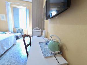 una camera con tavolo e bollitore per il tè. di The Flower a Pisa