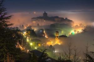 een stad in de mist 's nachts bij Angolo Del Poeta in Bergamo