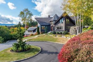 Gallery image of THE MANSION on 5 Acres Overlooking Sunday River in Newry