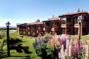 un edificio con flores delante en Sierra Nevada en El Calafate