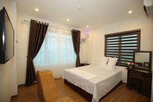 een slaapkamer met een wit bed en een raam bij Việt Anh Hotel in Ninh Binh