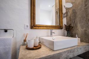 y baño con lavabo blanco y espejo. en Casa do Largo - Litle house by the vines en Alfeiria