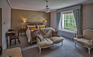 1 dormitorio con 1 cama, mesa y sillas en Grays Court Hotel en York